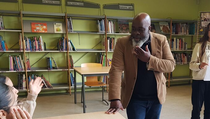Poete au cdi devant des élèves