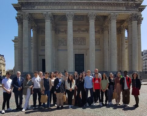 Eleves devant le Panthéon