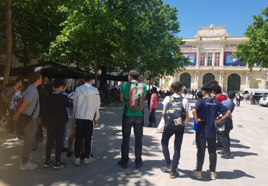 Eleves devant le théâtre de Béziers